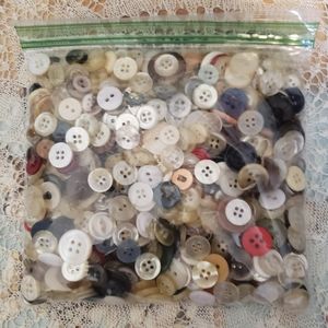 buttons, sandwich bag of vintage buttons. Mostly white buttons